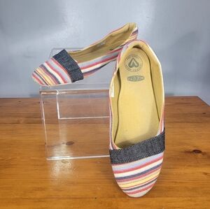 KEEN Womens Slip on Striped Flats Sz 9